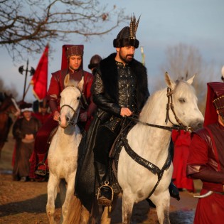Solimano il Magnifico parte per una battaglia. Scena tratta dalla serie "Il Secolo delle Meraviglie" ("Muhteşem Yüzyıl")